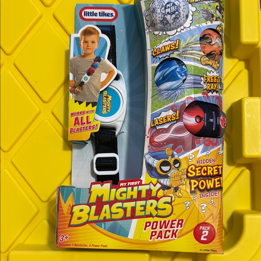 Yellow and Blue Action Figures Playset